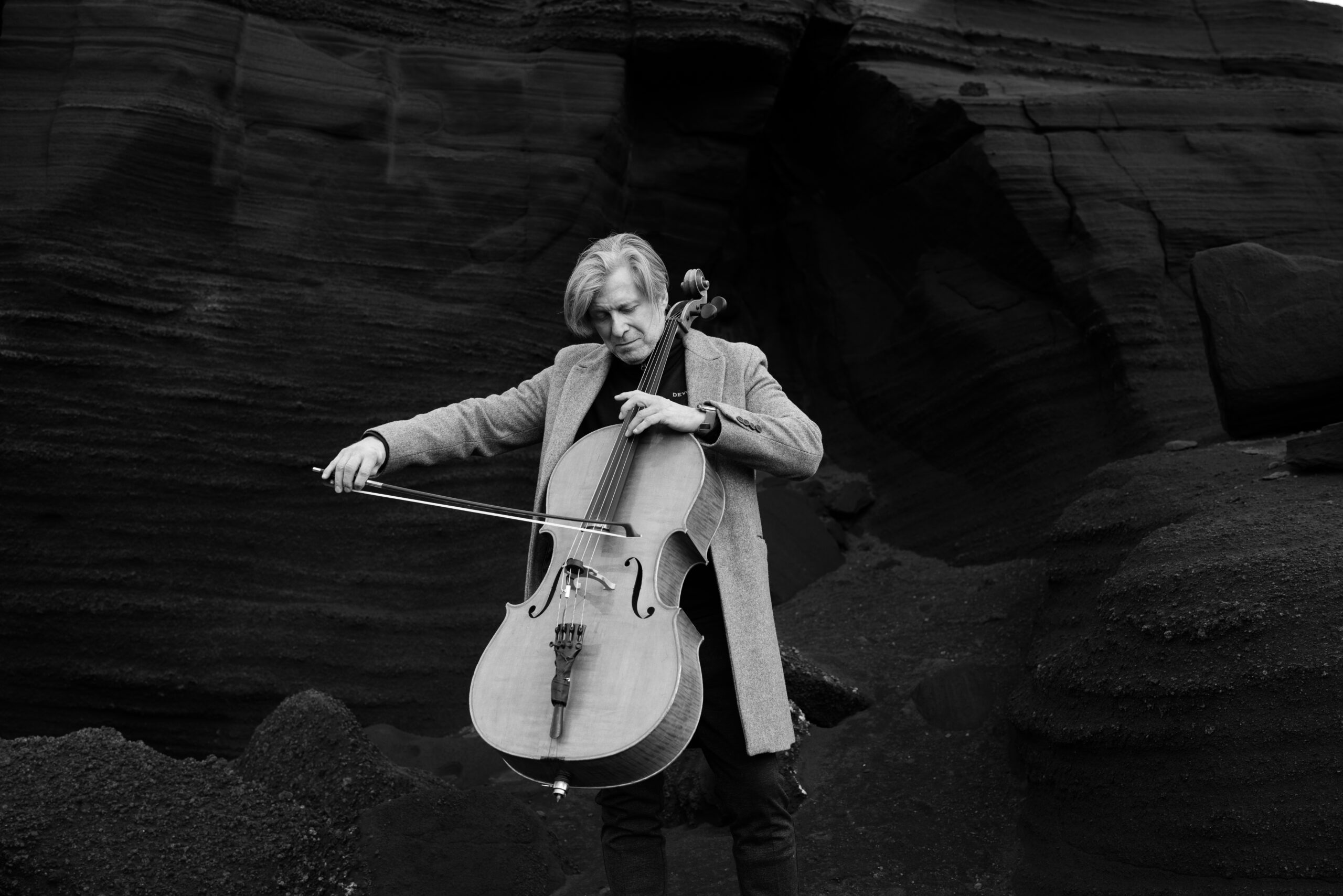 Le violoncelliste islandais Eythor Arnalds sort « Promenade nr. 7 » avant son prochain album – Backseat Mafia
