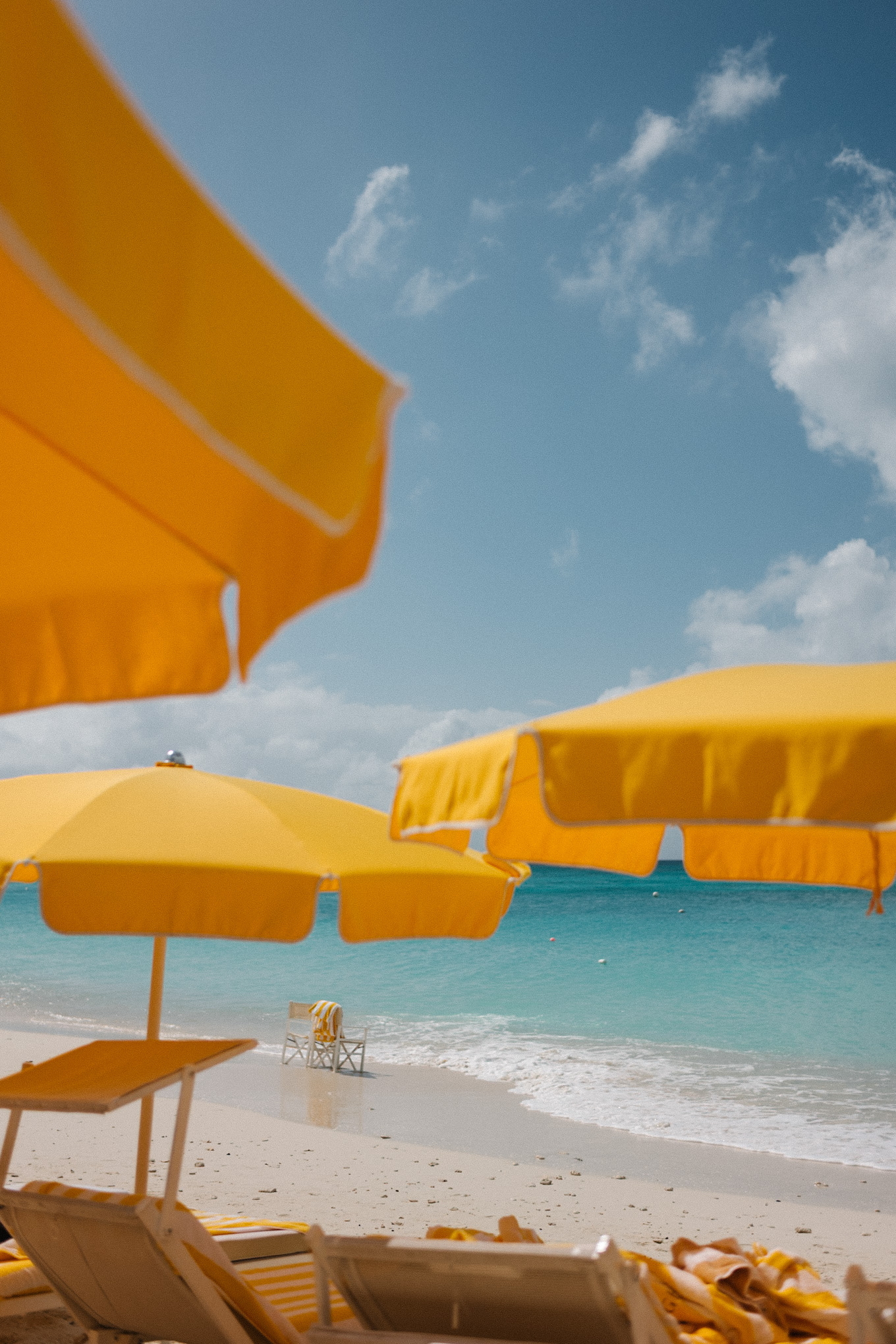 chemise de plage colorée à motif floral, bikini turquoise, sac de plage coloré