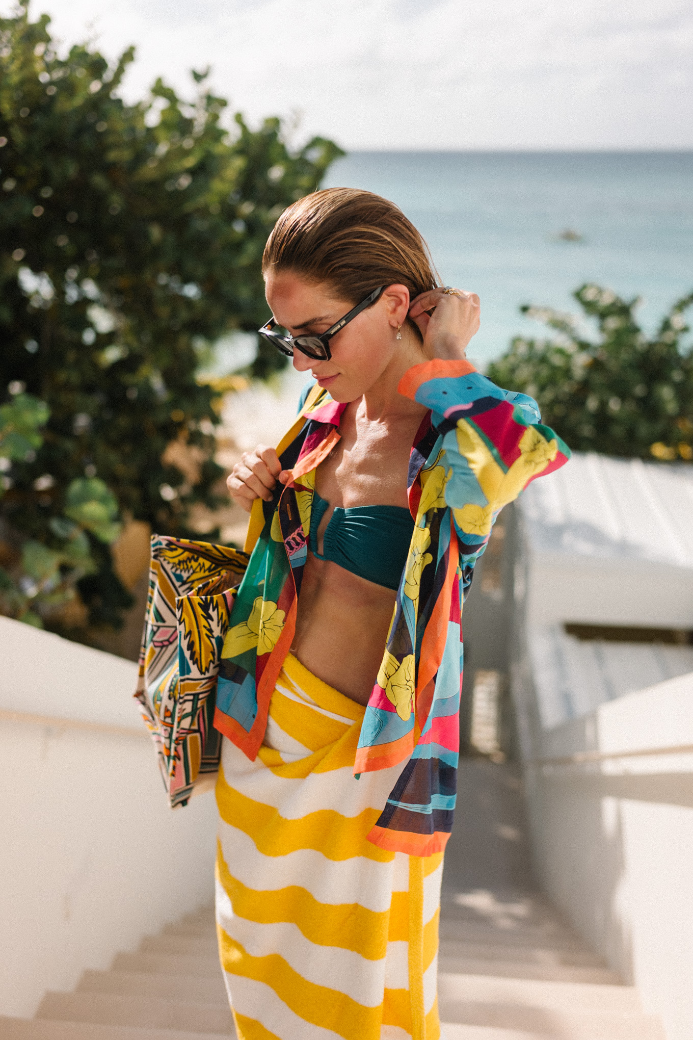 chemise de plage colorée à motif floral, bikini turquoise, sac de plage coloré