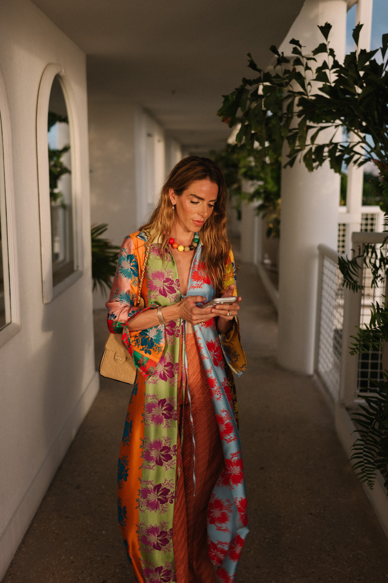 Veste en soie florale arc-en-ciel Pantalon large en soie Collier de perles arc-en-ciel Sac en rotin