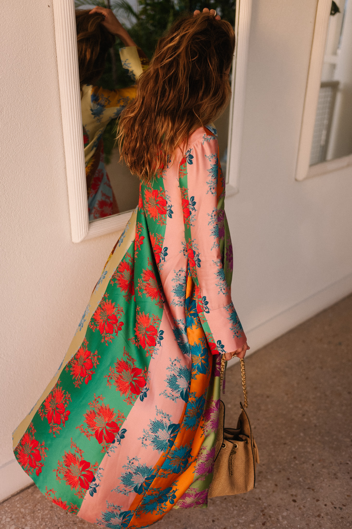 Veste en soie florale arc-en-ciel Pantalon large en soie Collier de perles arc-en-ciel Sac en rotin