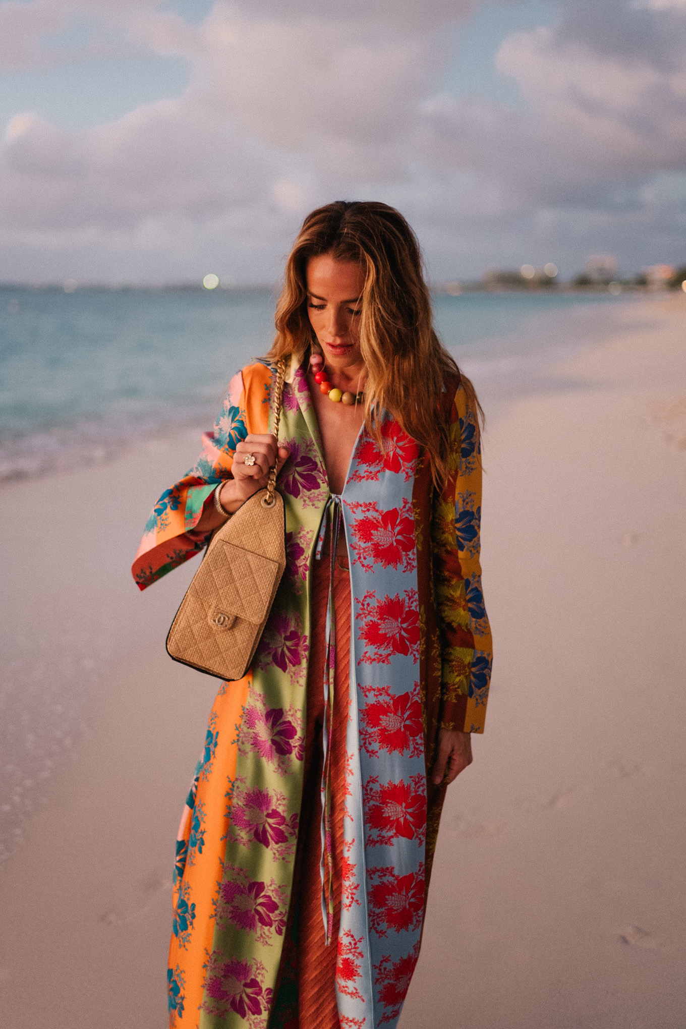 Veste en soie florale arc-en-ciel Pantalon large en soie Collier de perles arc-en-ciel Sac en rotin