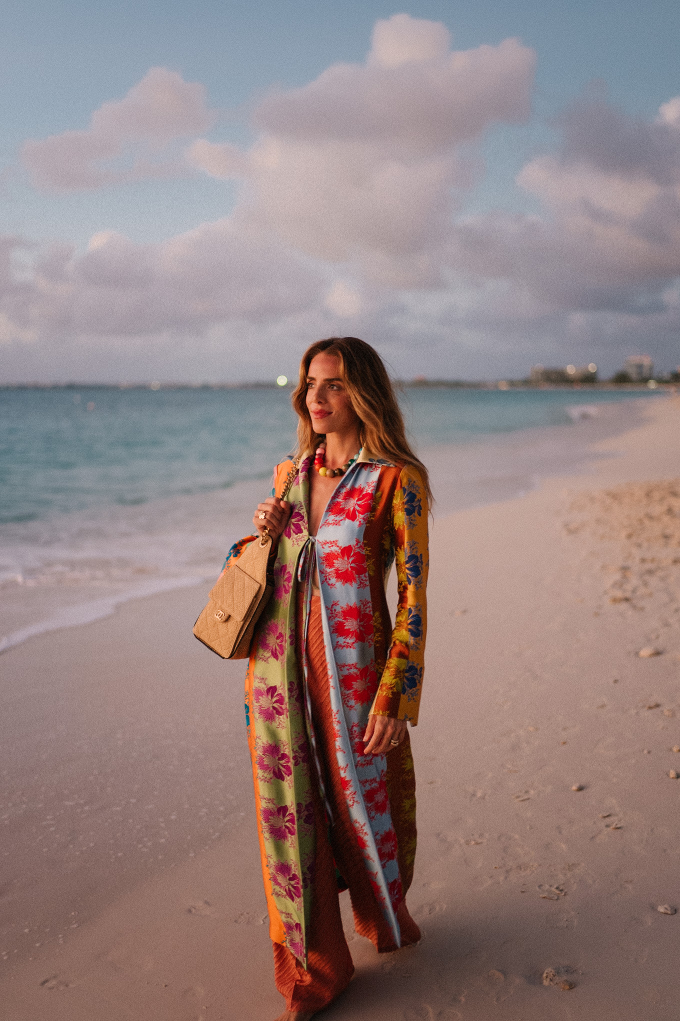 Veste en soie florale arc-en-ciel Pantalon large en soie Collier de perles arc-en-ciel Sac en rotin