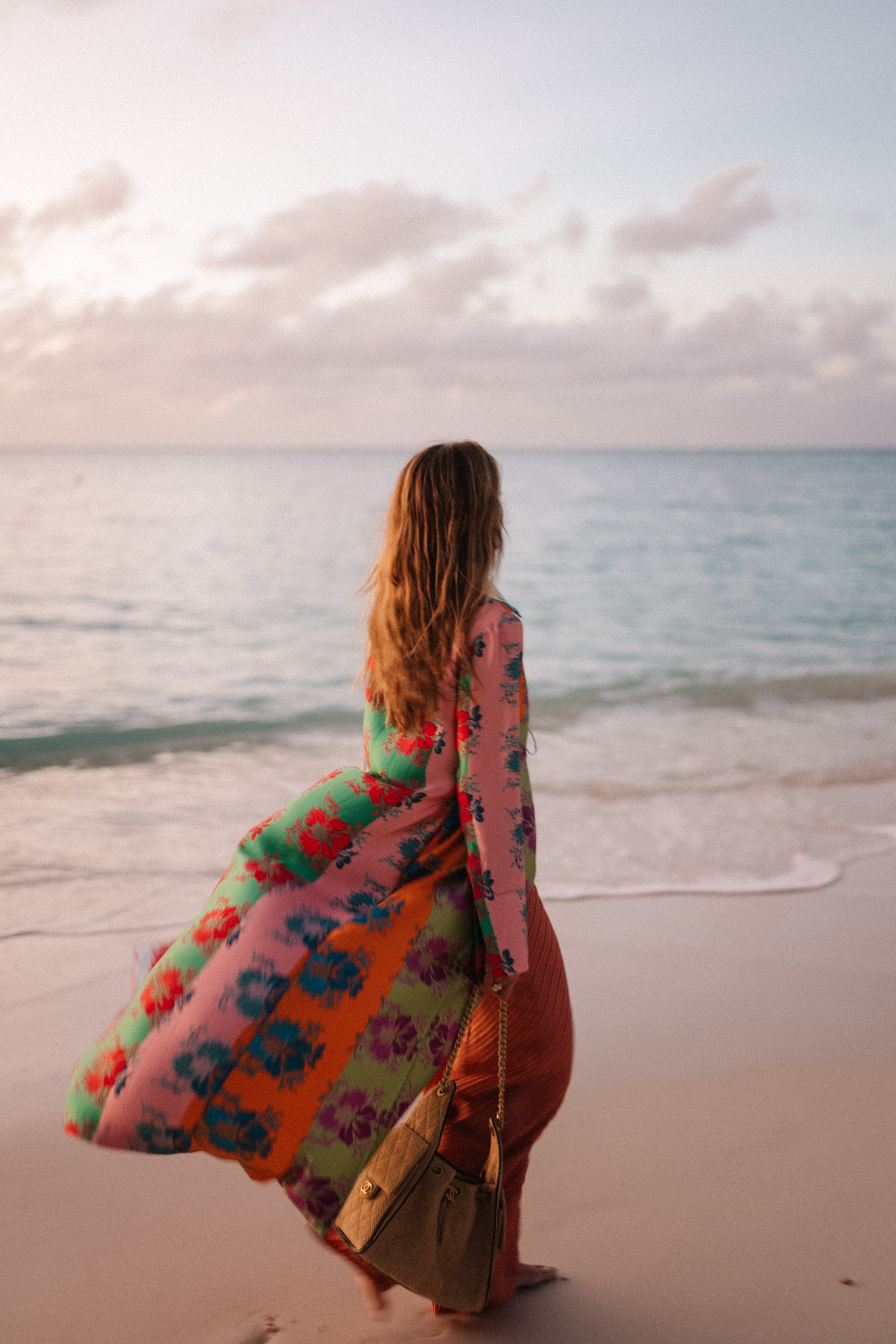 Veste en soie florale arc-en-ciel Pantalon large en soie Collier de perles arc-en-ciel Sac en rotin