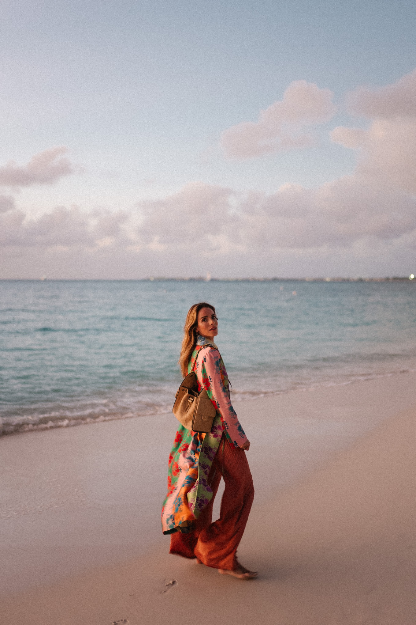 Veste en soie florale arc-en-ciel Pantalon large en soie Collier de perles arc-en-ciel Sac en rotin