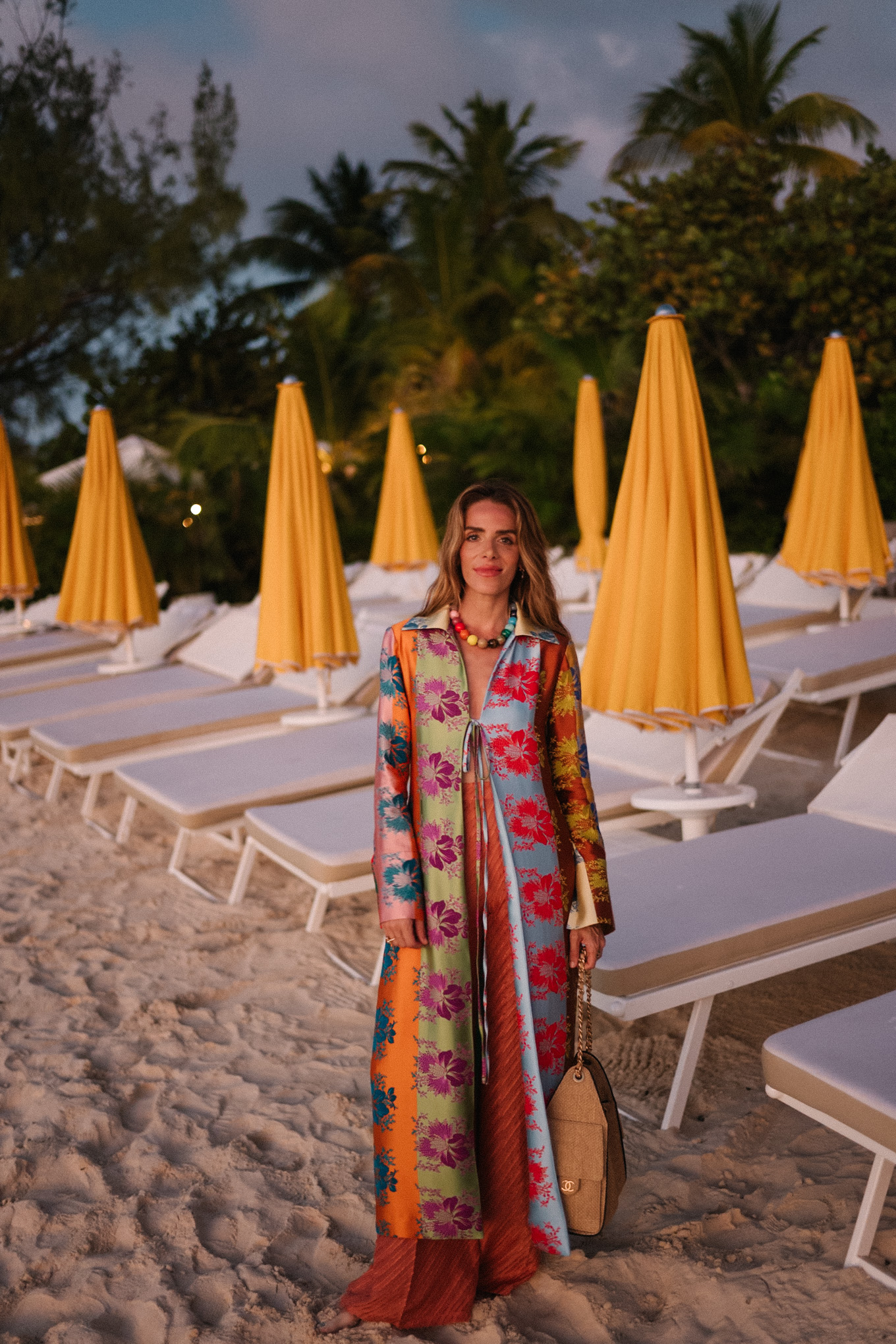 Veste en soie florale arc-en-ciel Pantalon large en soie Collier de perles arc-en-ciel Sac en rotin