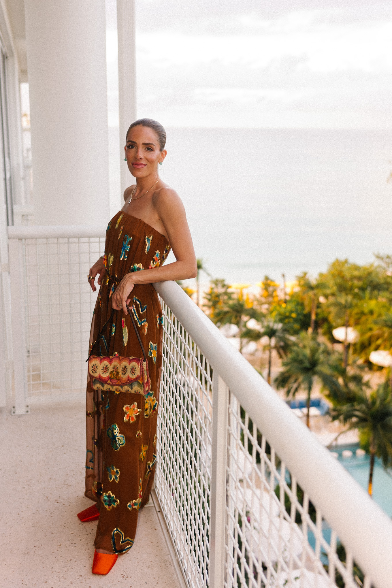 Robe longue bustier marron avec sac à main arc-en-ciel tissé