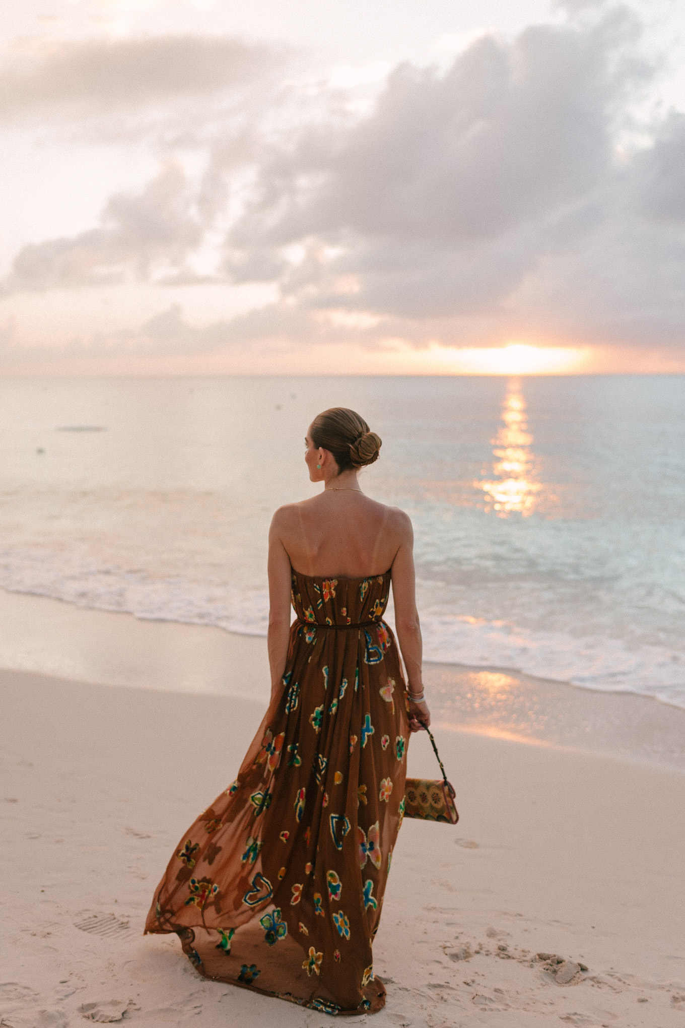 Robe longue bustier marron avec sac à main arc-en-ciel tissé