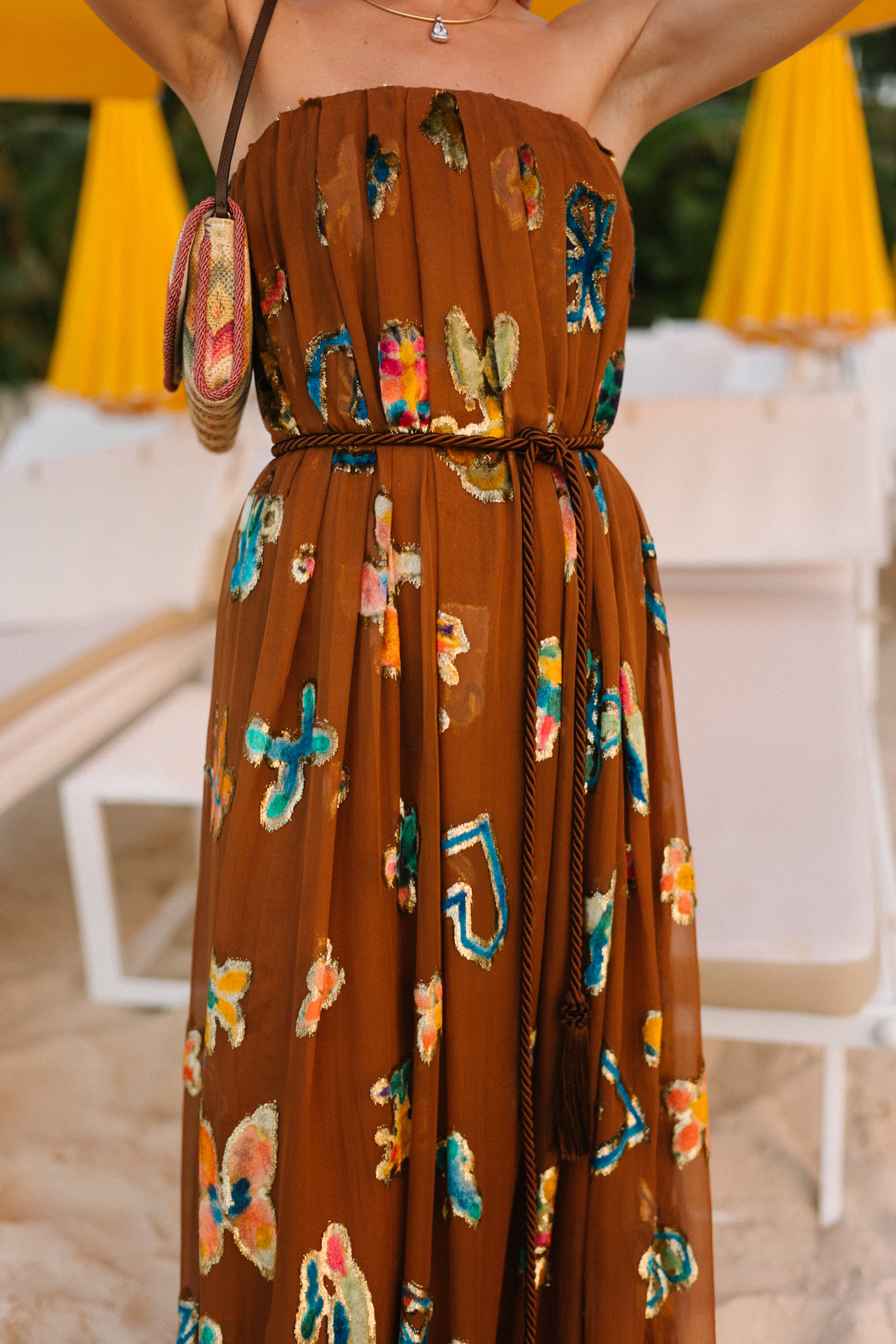 Robe longue bustier marron avec sac à main arc-en-ciel tissé