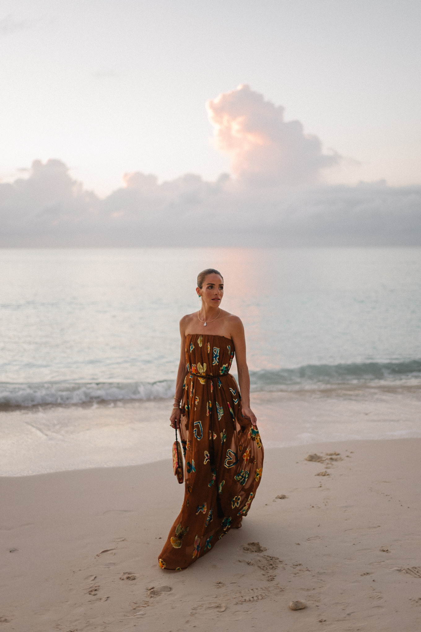 Robe longue bustier marron avec sac à main arc-en-ciel tissé