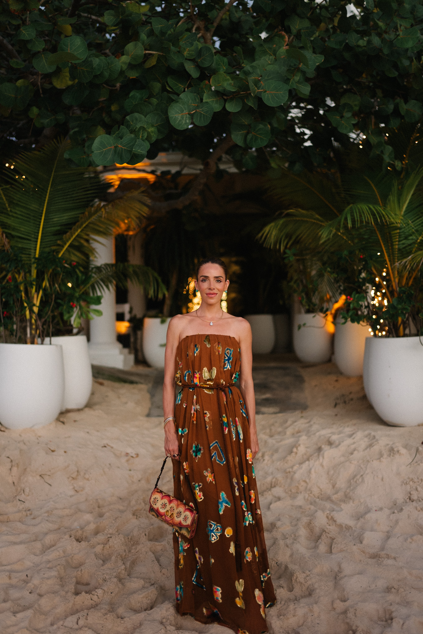 Robe longue bustier marron avec sac à main arc-en-ciel tissé