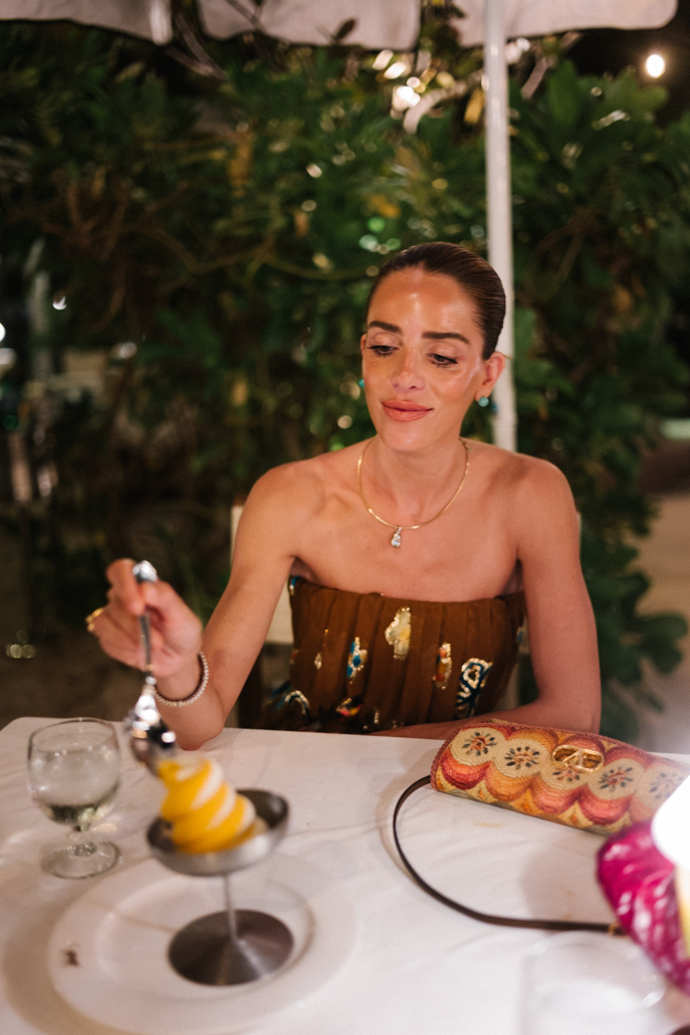 Robe longue bustier marron avec sac à main arc-en-ciel tissé