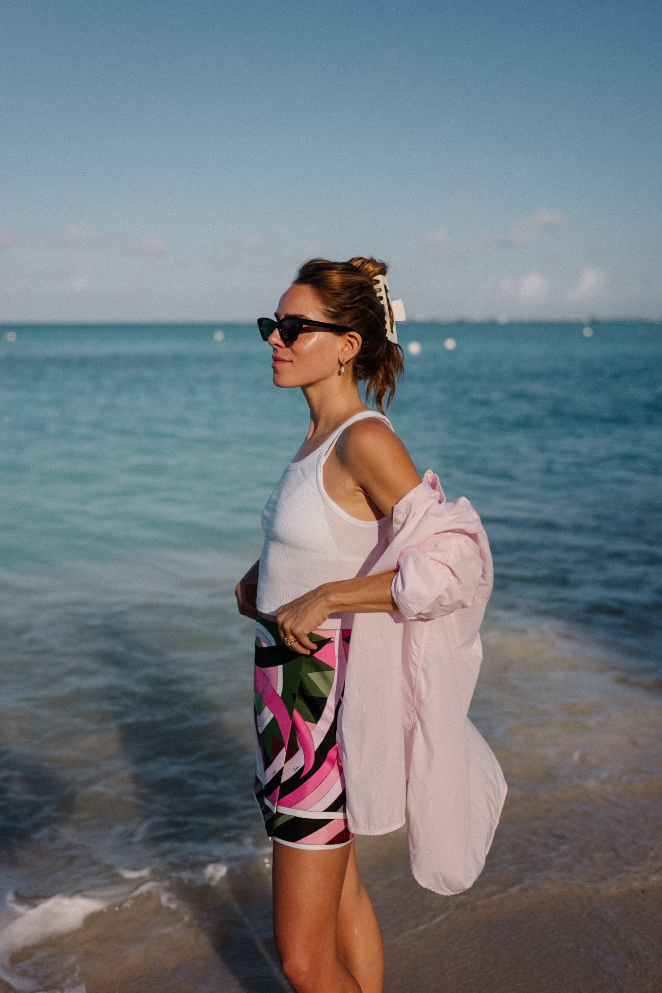 débardeur blanc boutonné rose, bikini blanc, mini-jupe graphique rose vert
