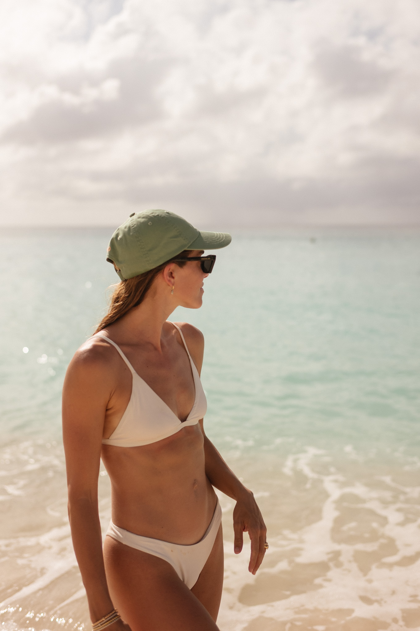 bikini blanc, casquette de baseball verte