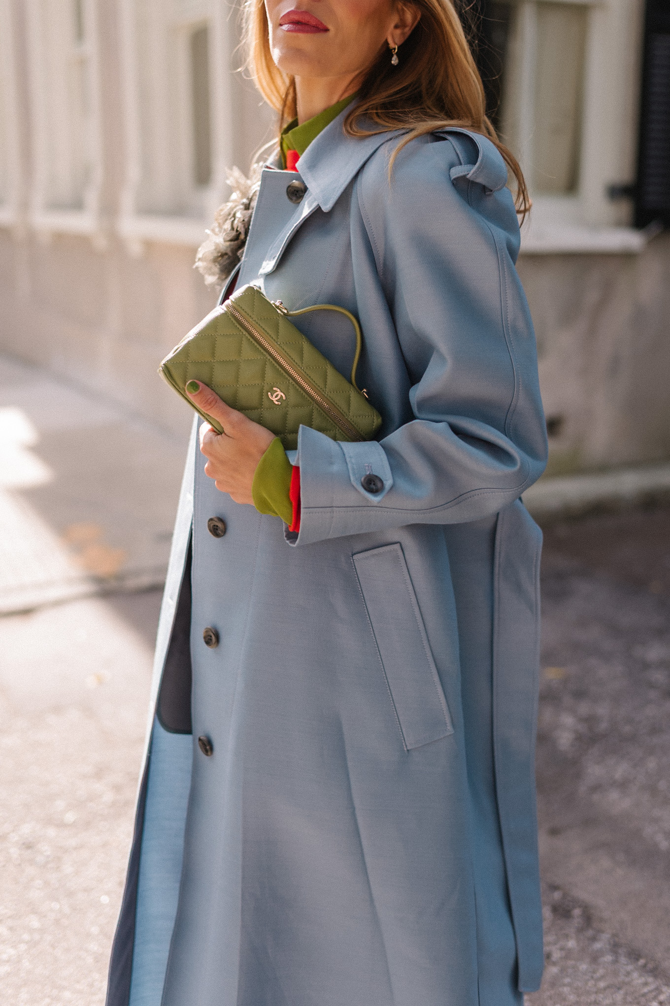 manteau en laine bleu, pull rouge, chemisier vert, ballerines jaunes, broche fleur