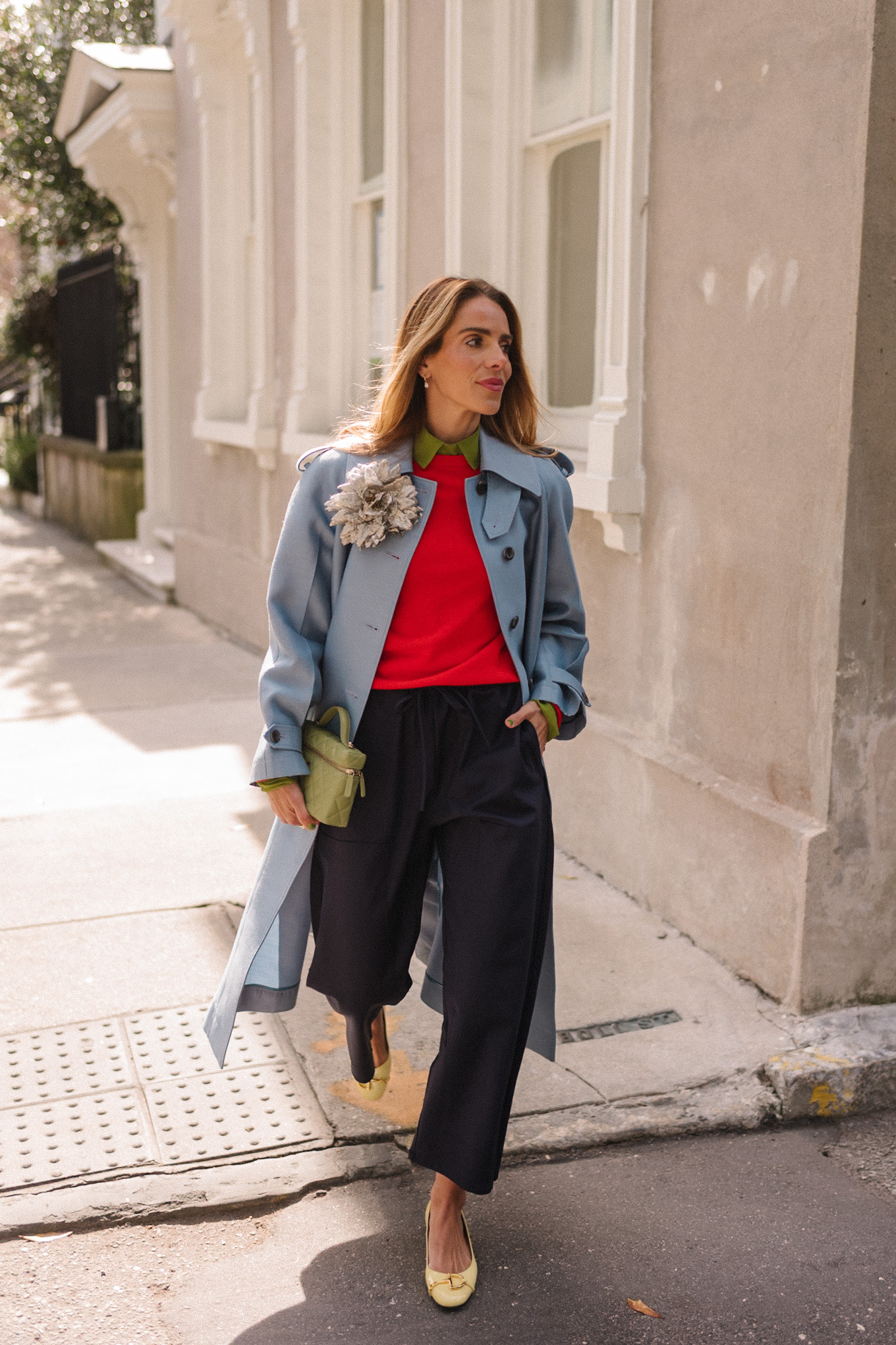 manteau en laine bleu, pull rouge, chemisier vert, ballerines jaunes, broche fleur