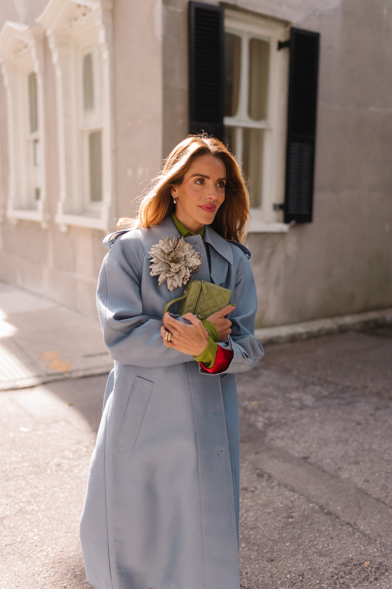 manteau en laine bleu, pull rouge, chemisier vert, ballerines jaunes, broche fleur