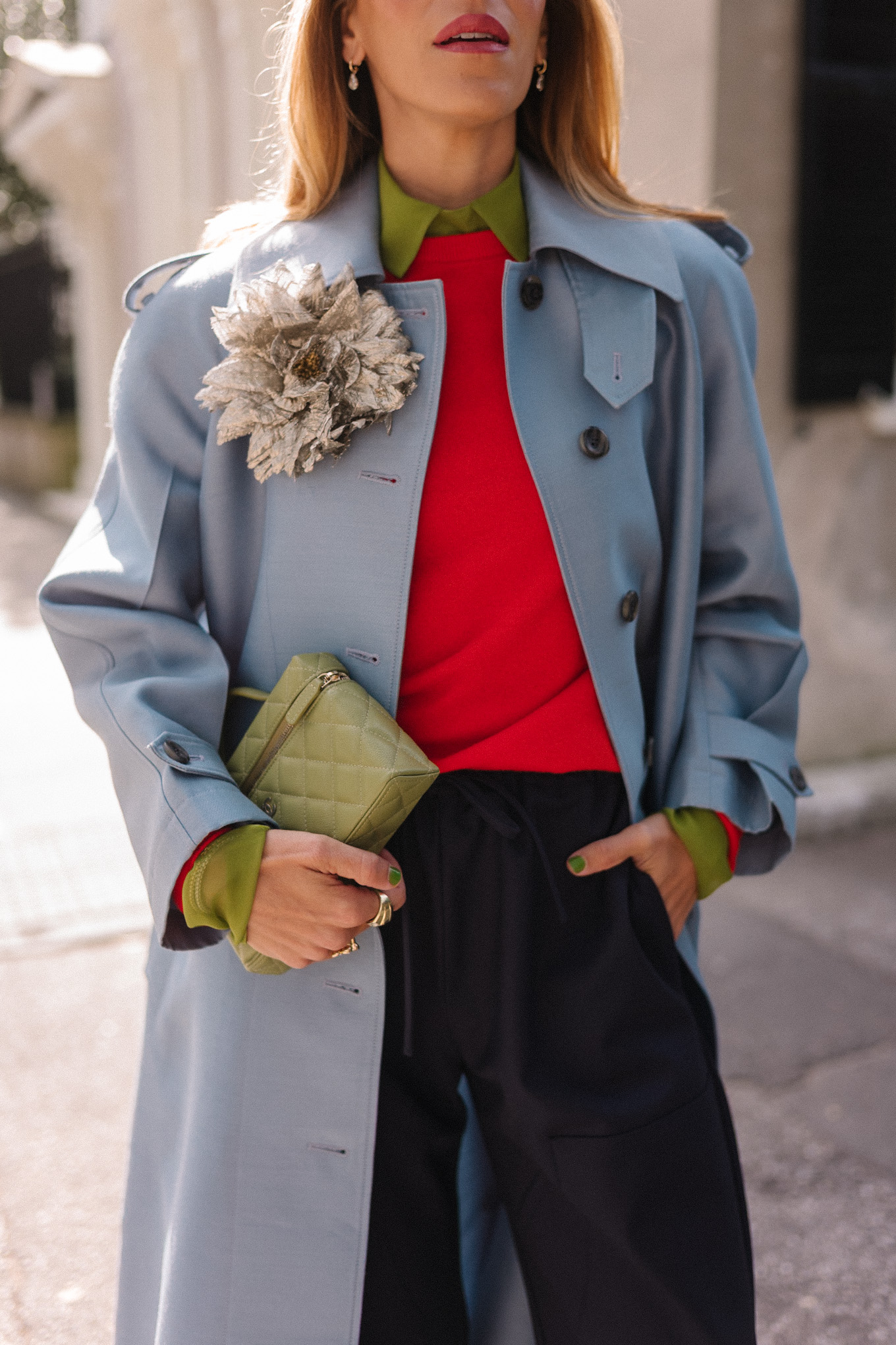 manteau en laine bleu, pull rouge, chemisier vert, ballerines jaunes, broche fleur