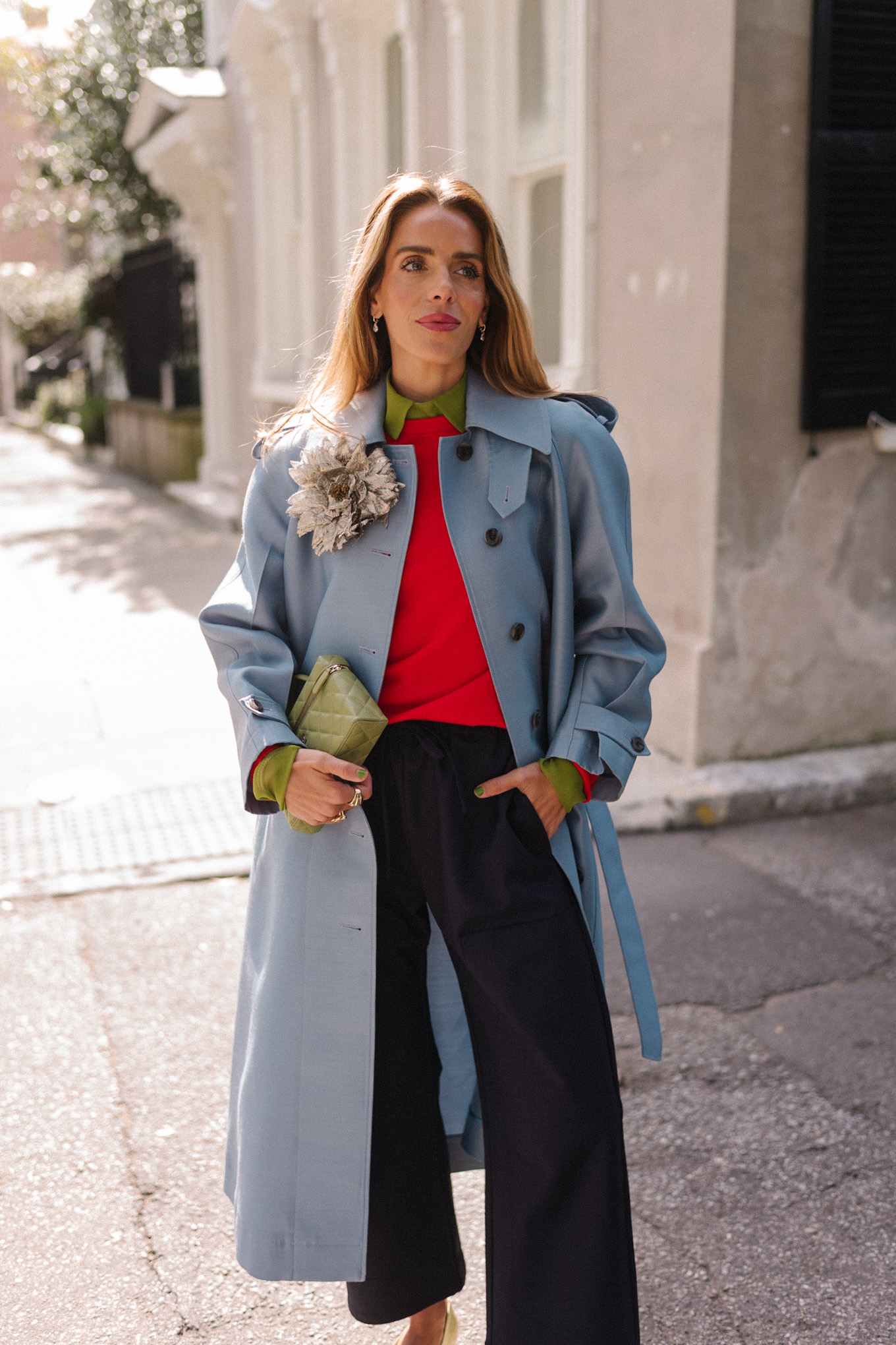 manteau en laine bleu, pull rouge, chemisier vert, ballerines jaunes, broche fleur