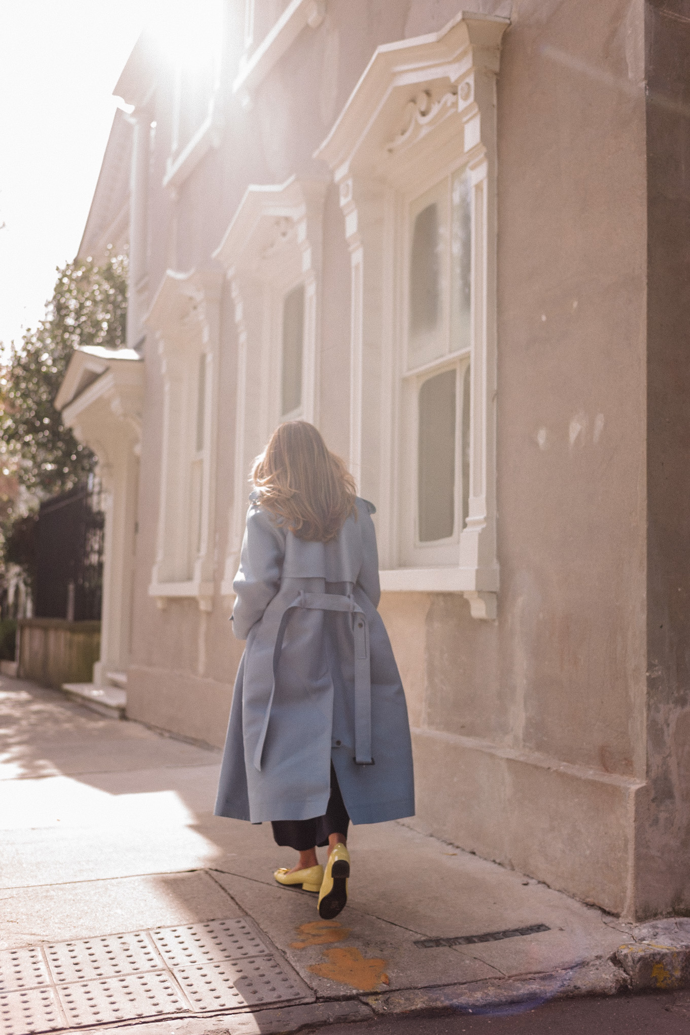 manteau en laine bleu, pull rouge, chemisier vert, ballerines jaunes, broche fleur