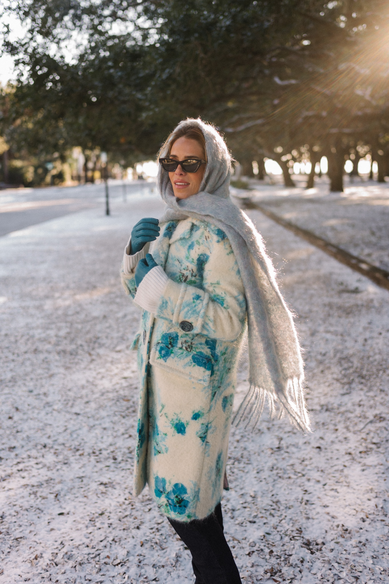 manteau en laine à fleurs bleu et blanc, gants bleus, écharpe bleue