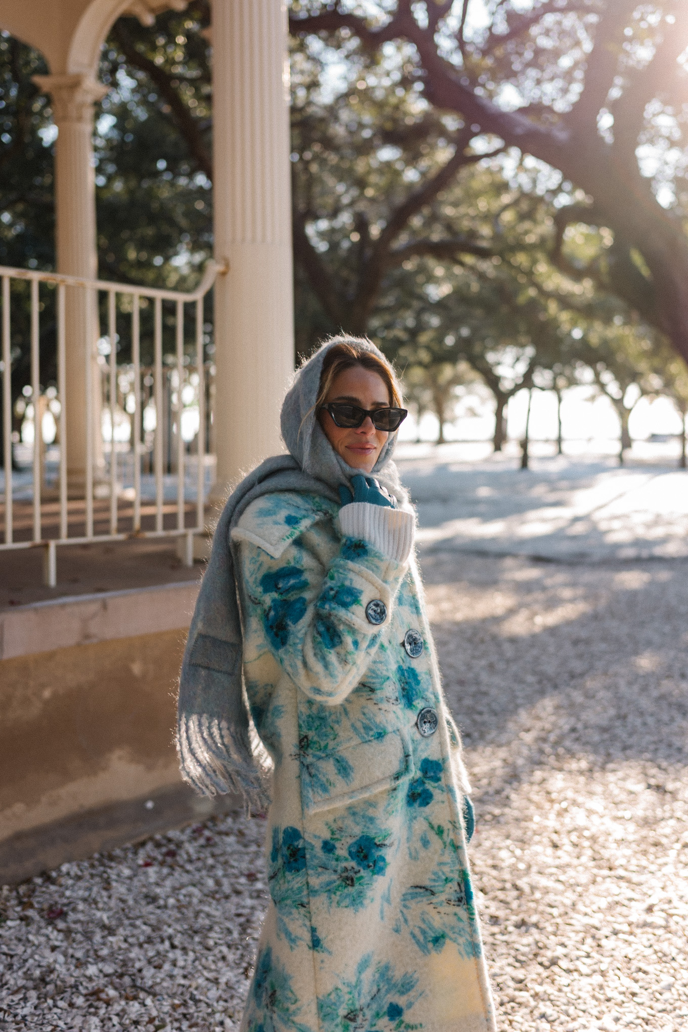 manteau en laine à fleurs bleu et blanc, gants bleus, écharpe bleue