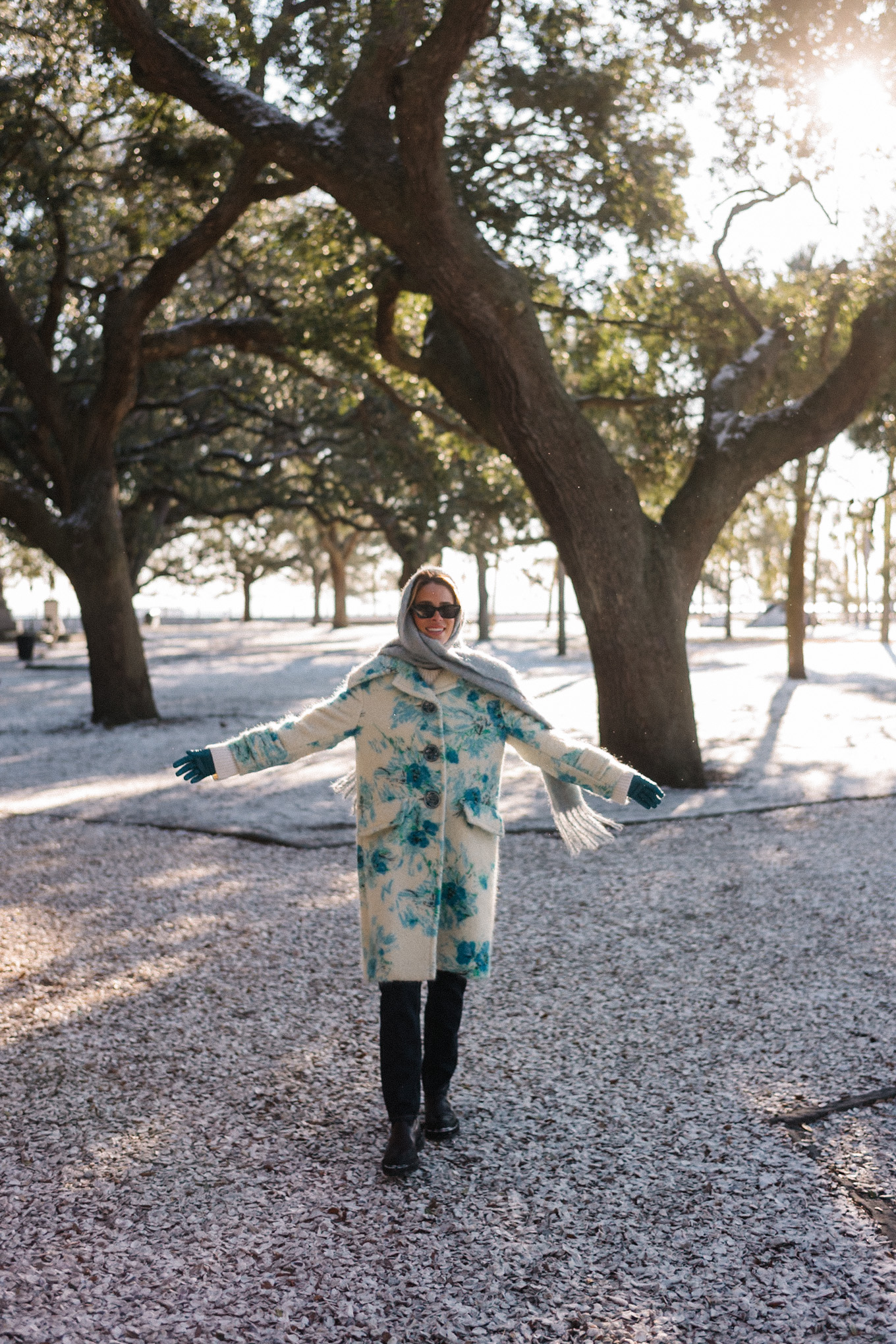 manteau en laine à fleurs bleu et blanc, gants bleus, écharpe bleue