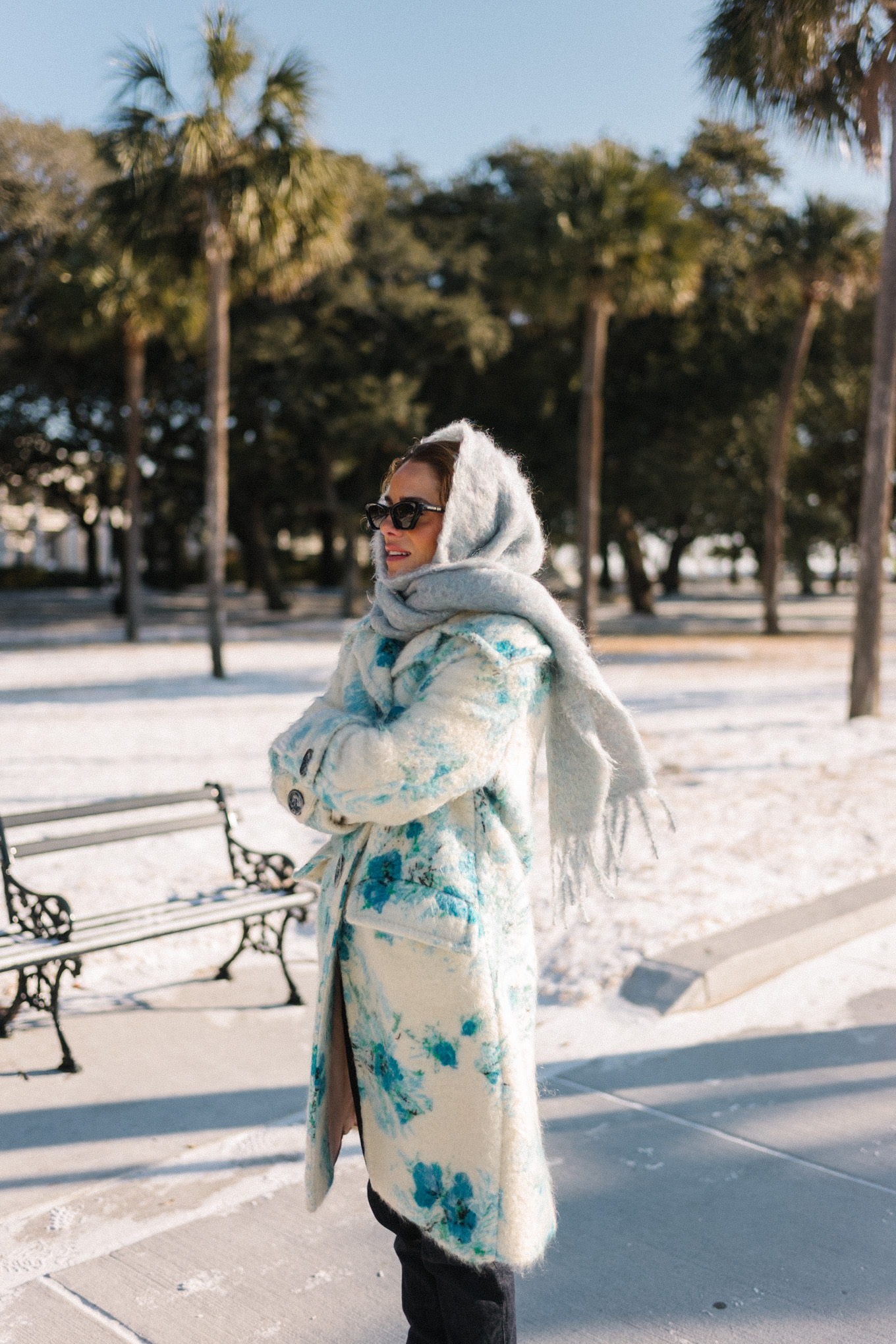 manteau en laine à fleurs bleu et blanc, gants bleus, écharpe bleue
