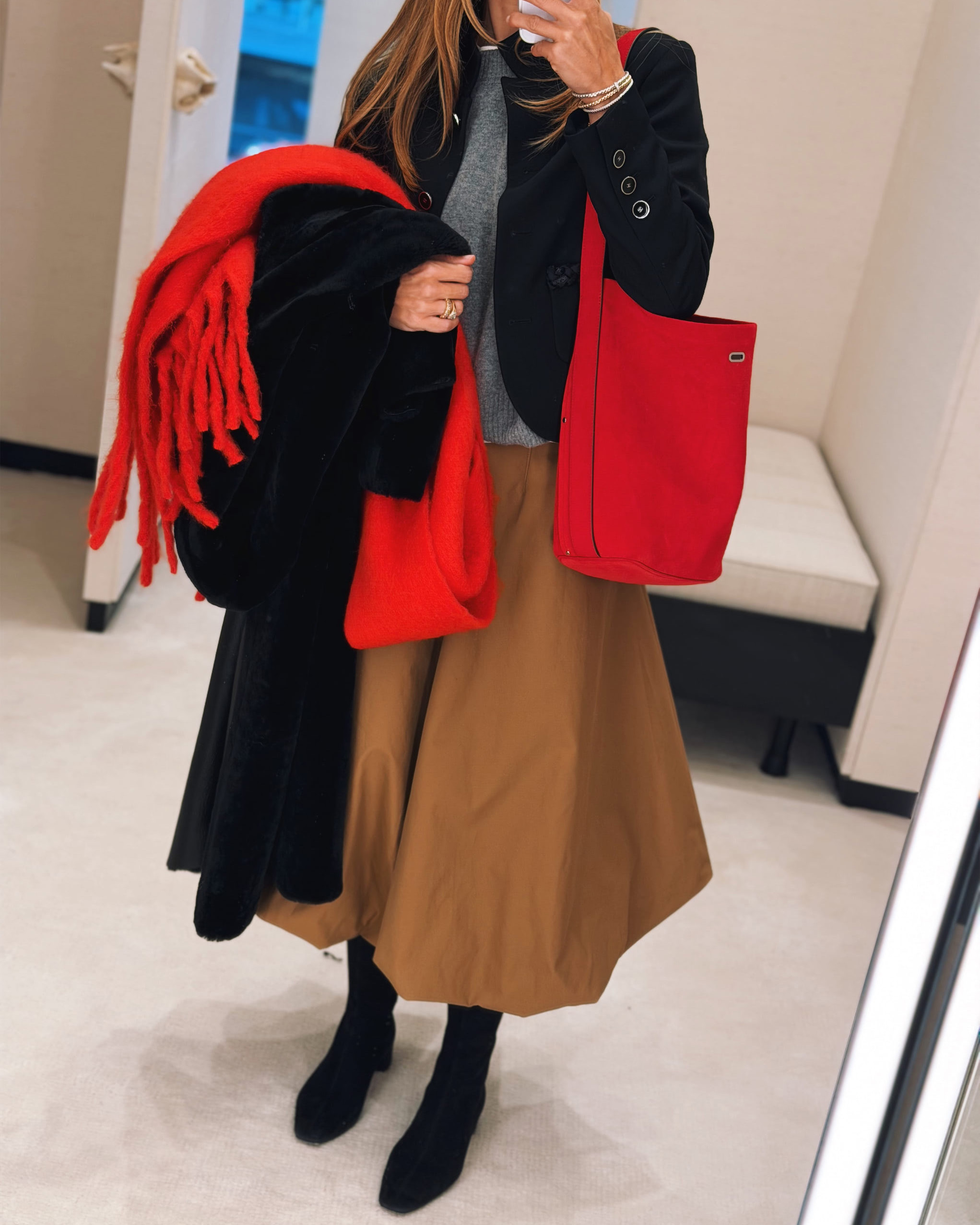 Focus accessoires : comment transformer une couleur inattendue en une tenue minimaliste