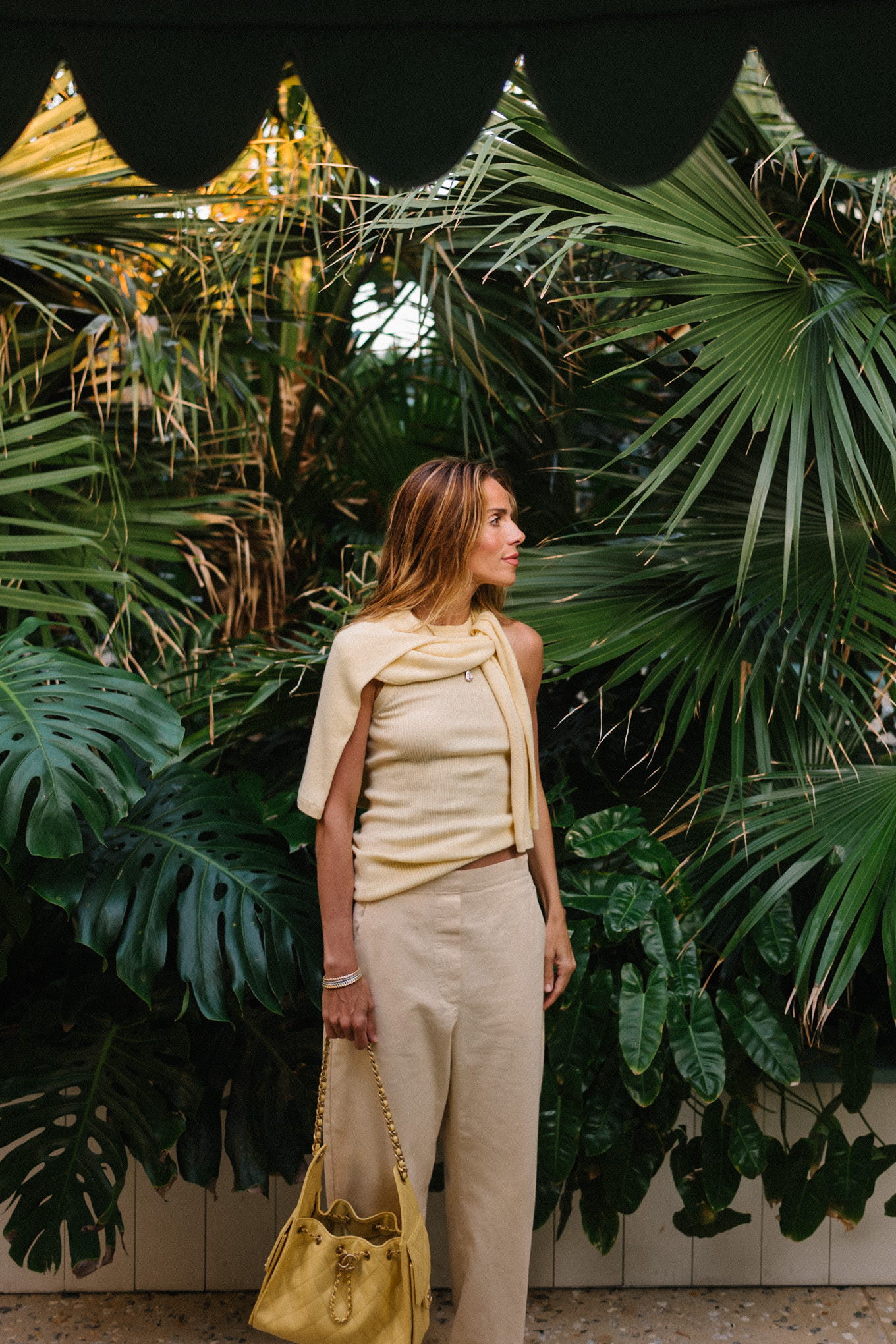 Pull, débardeur, pantalon et sac à main jaune beurre