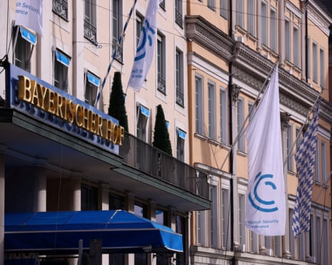 Eine Gesamtansicht des Hotel Bayerischer Hof, dem Veranstaltungsort der jährlichen Münchner Sicherheitskonferenz, in München, Deutschland.
