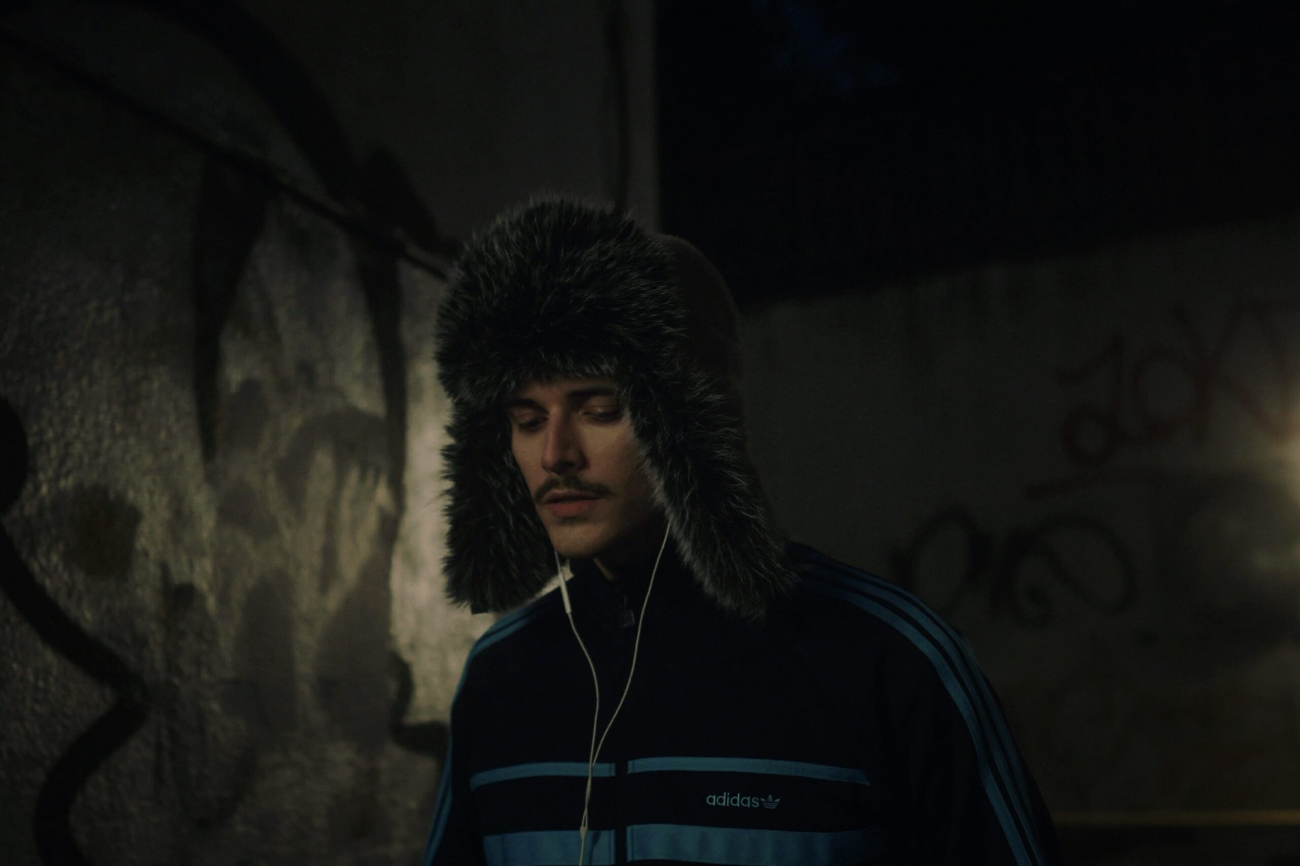 Dom Quincey partage un nouveau single intime « Through The Door » – Backseat Mafia