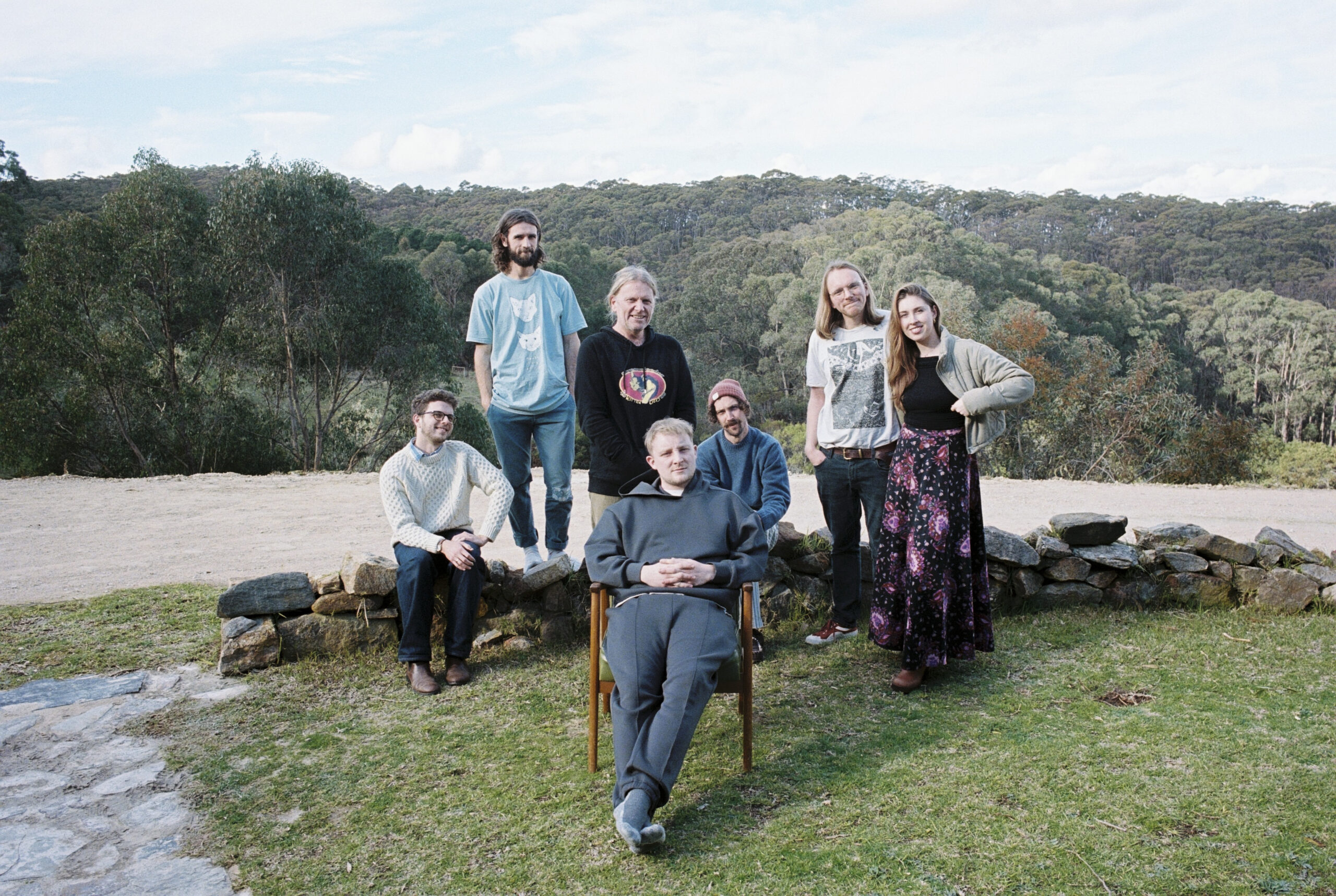 Sturt Avenue de Kaurna/Adélaïde lève son verre collectif et loue l'amitié avec le nouveau morceau anthémique « Beer Song ». – Mafia de la banquette arrière