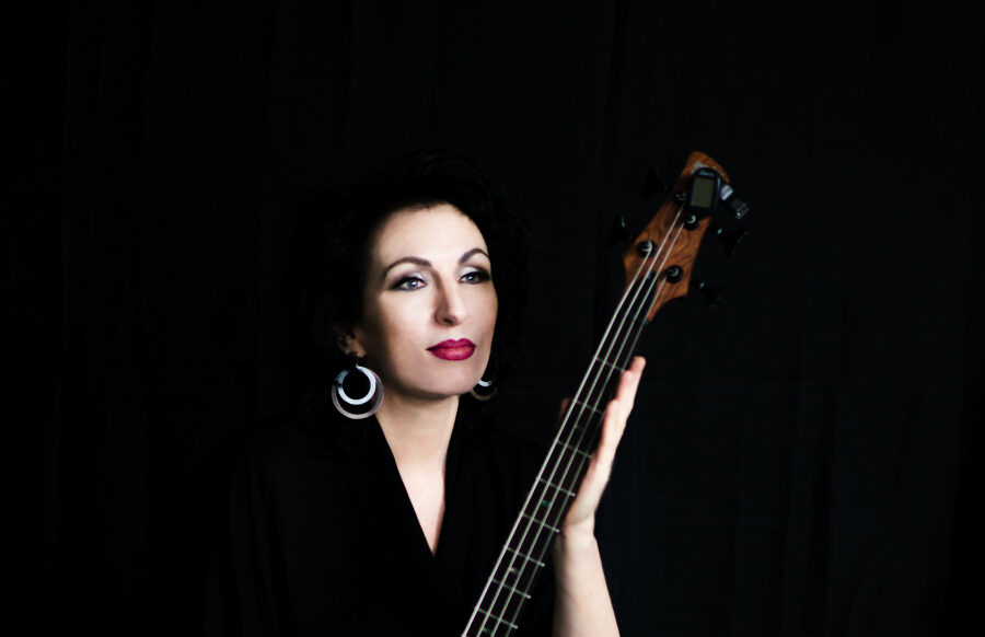 L'artiste emblématique aux multiples talents Catherine McQuade dévoile une vidéo exquise et puissante pour « Hold Me ». – Mafia de la banquette arrière