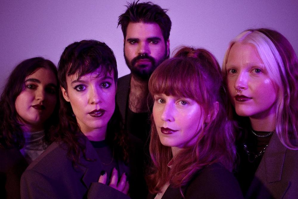 Exclusif – Le folk des archives rencontre la dream pop dans “Plus d'amis” de Rosier – Backseat Mafia