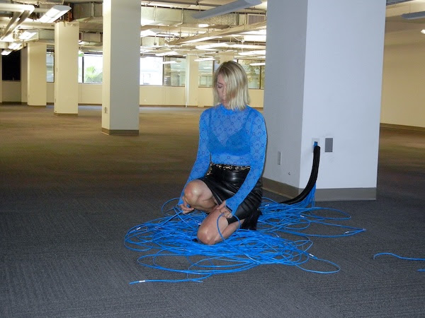 Kim Gordon affronte la peur de l'IA sur son nouveau single “DIRTY TECH” – Backseat Mafia