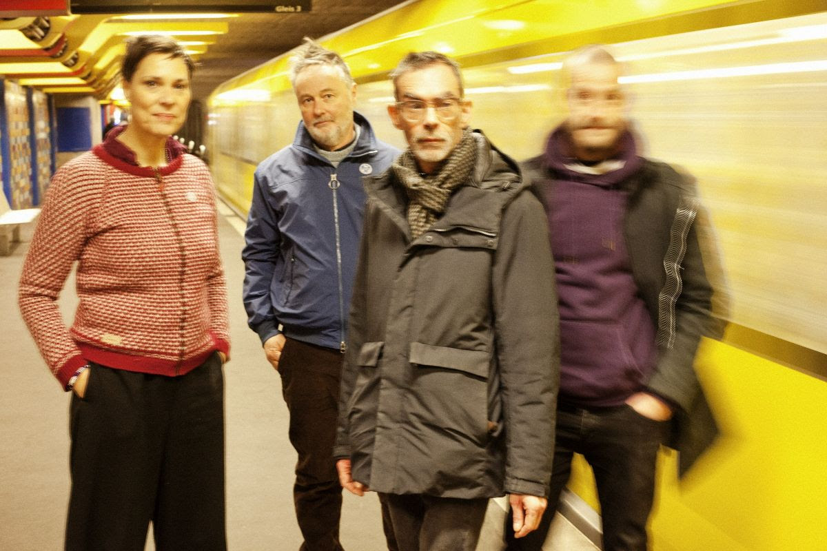 Stereolab annonce une tournée australienne après la sortie d'Instant Holograms on Metal Film – Backseat Mafia