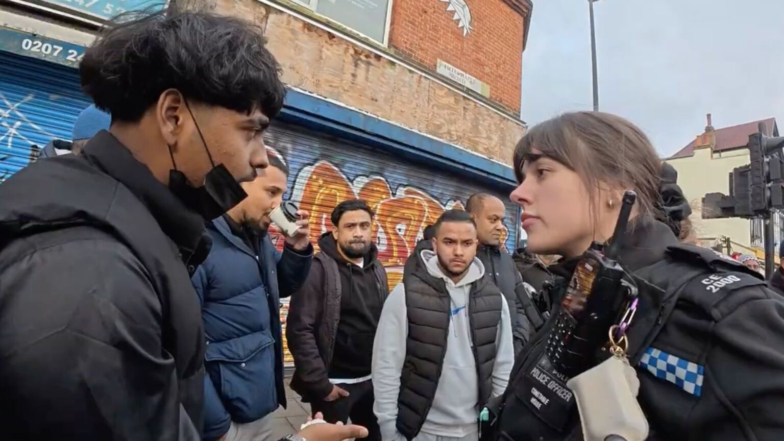 Un policier s'est enfin défendu contre les fanatiques islamistes et sectaires