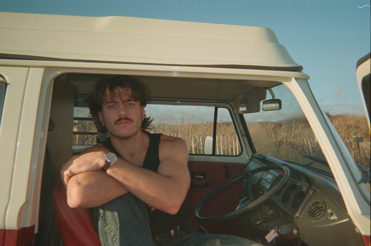 ^ “Sam Foster Smith revient avec l'hymne indépendant cinématographique “Go With The Flow”.