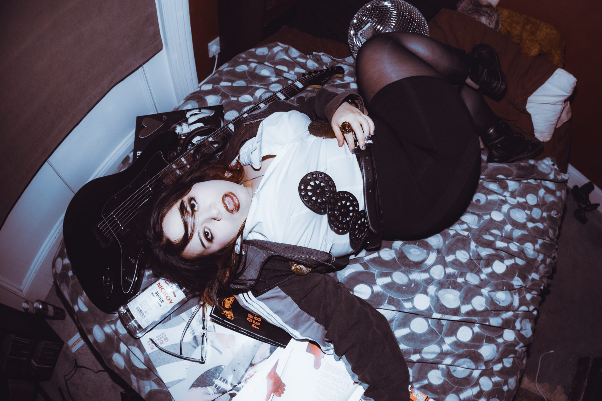 ^ “Girl Apocrypha, la nouvelle venue de Brighton, revient avec le nouveau single” MADONNA “”.