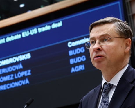 Valdis Dombrovskis, commissaire européen chargé de l'économie et de la productivité, s'exprime le jour du débat commun sur l'accord commercial UE-États-Unis au Parlement européen à Bruxelles, en Belgique.