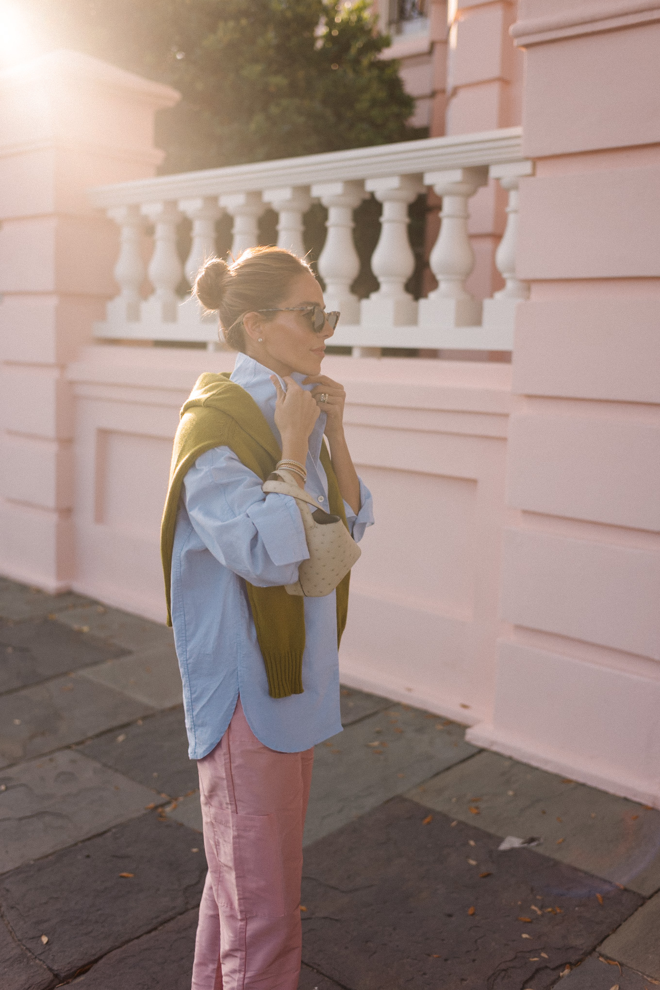 Pull boutonné chartreuse bleu clair, pantalon en taffetas rose, ballerines en velours
