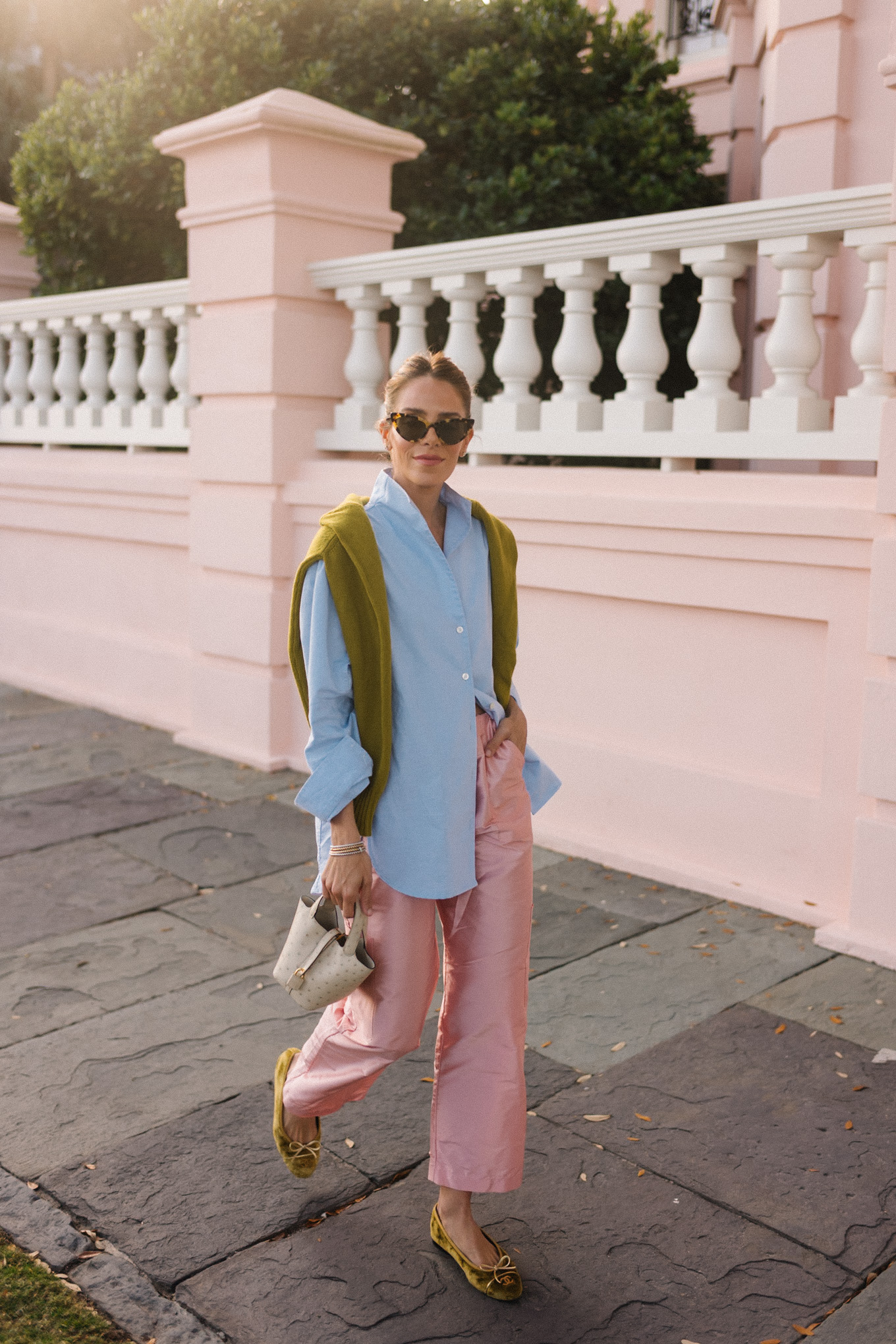 Pull boutonné chartreuse bleu clair, pantalon en taffetas rose, ballerines en velours