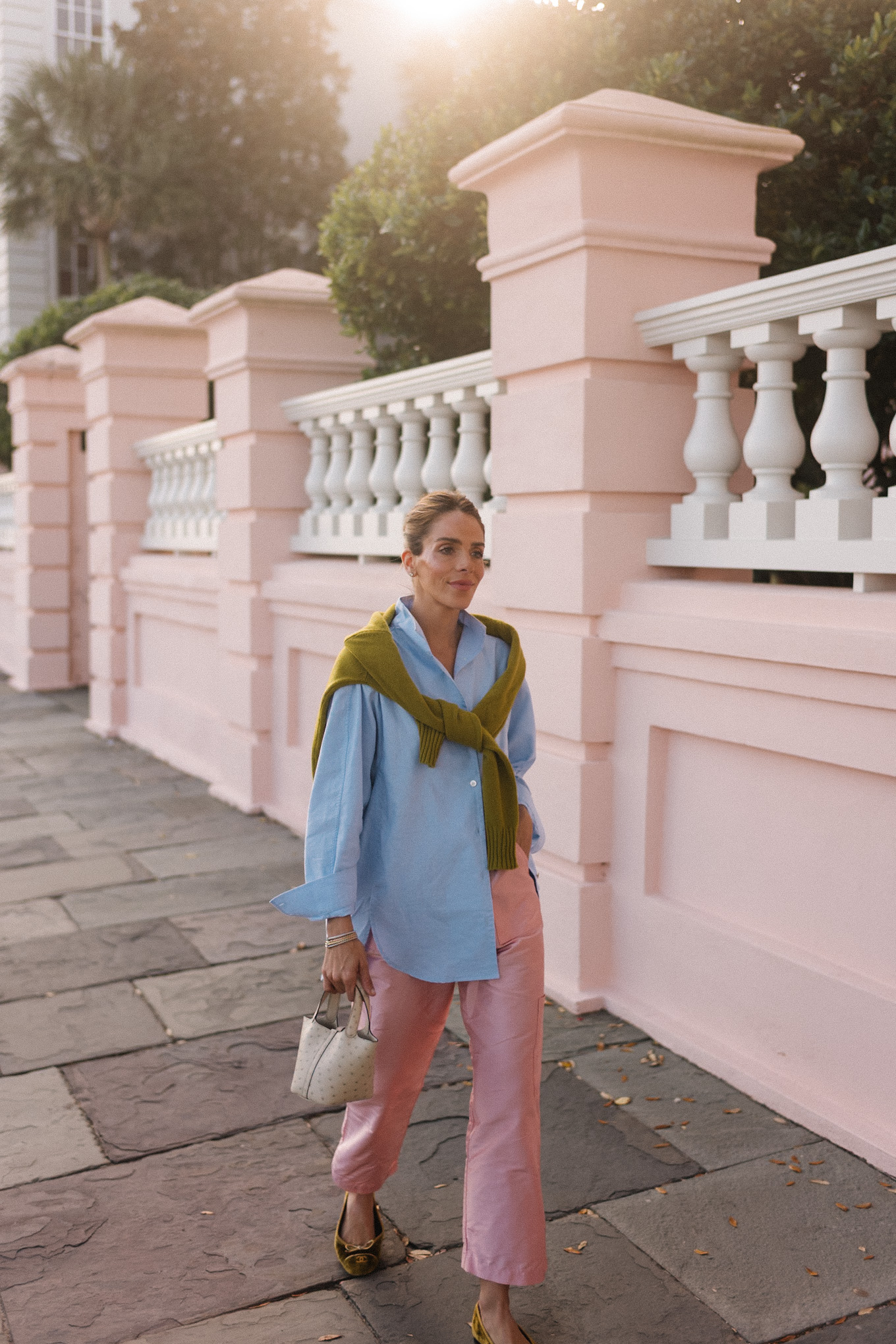 Pull boutonné chartreuse bleu clair, pantalon en taffetas rose, ballerines en velours