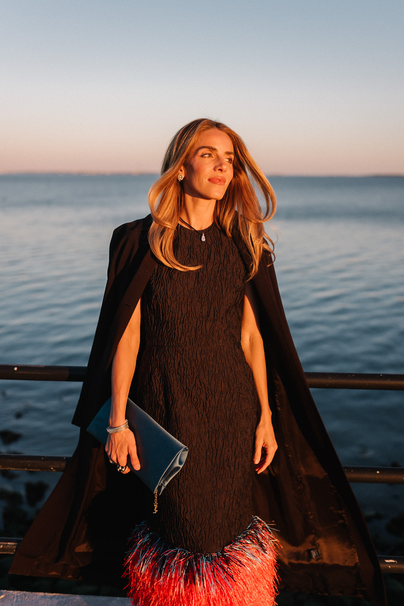 Robe midi noire à plumes, escarpins argentés