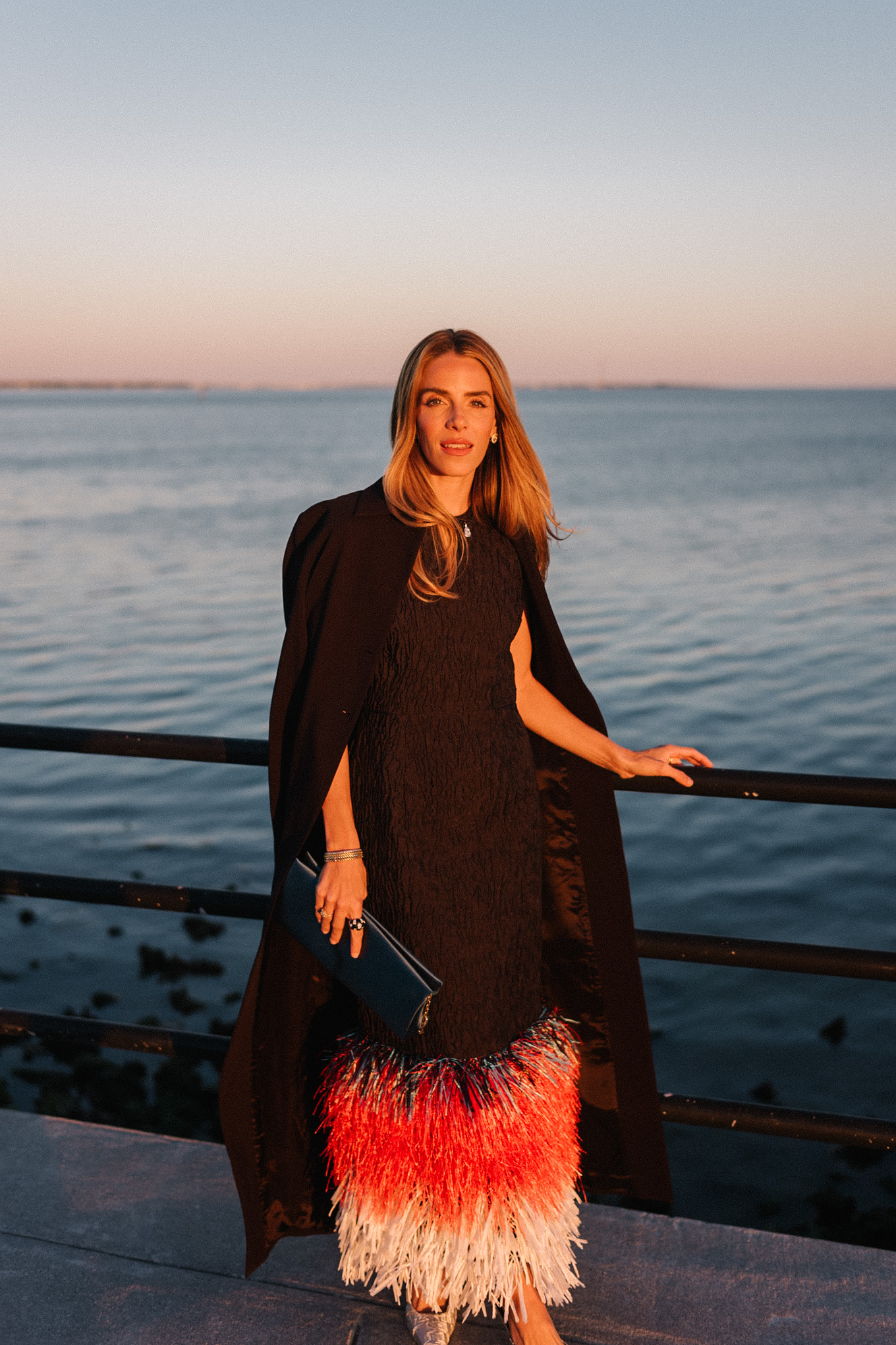 Robe midi noire à plumes, escarpins argentés