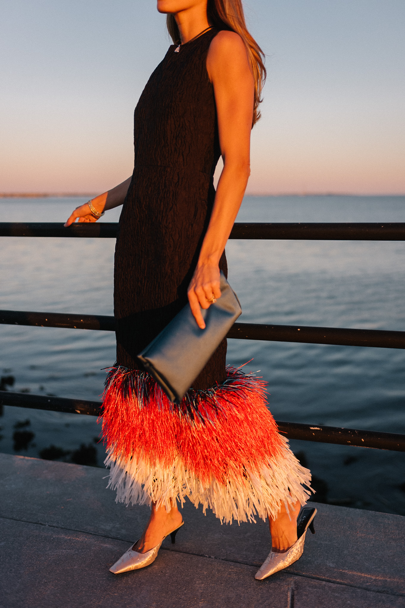 Robe midi noire à plumes, escarpins argentés