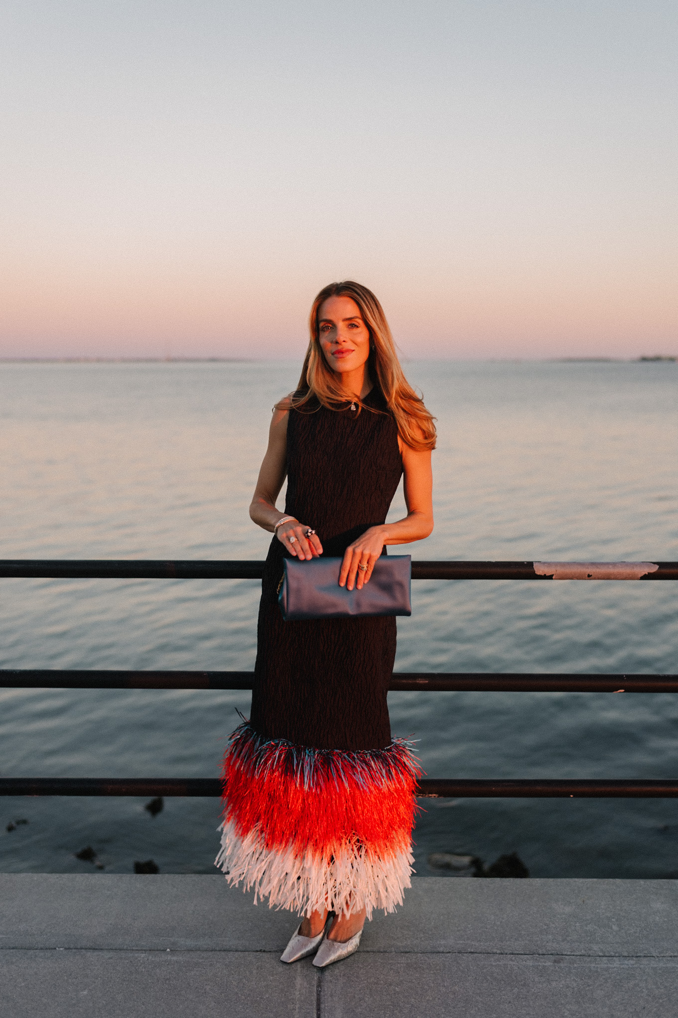 Robe midi noire à plumes, escarpins argentés