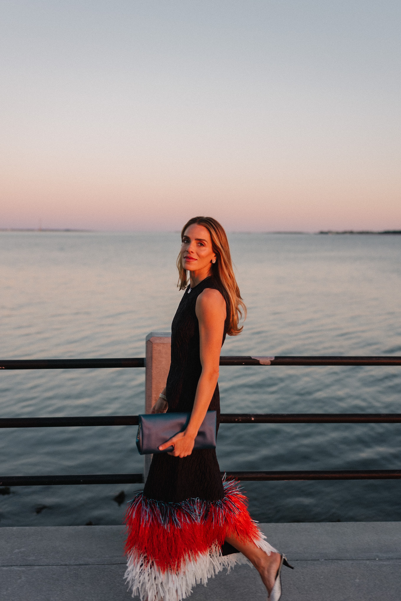 Robe midi noire à plumes, escarpins argentés