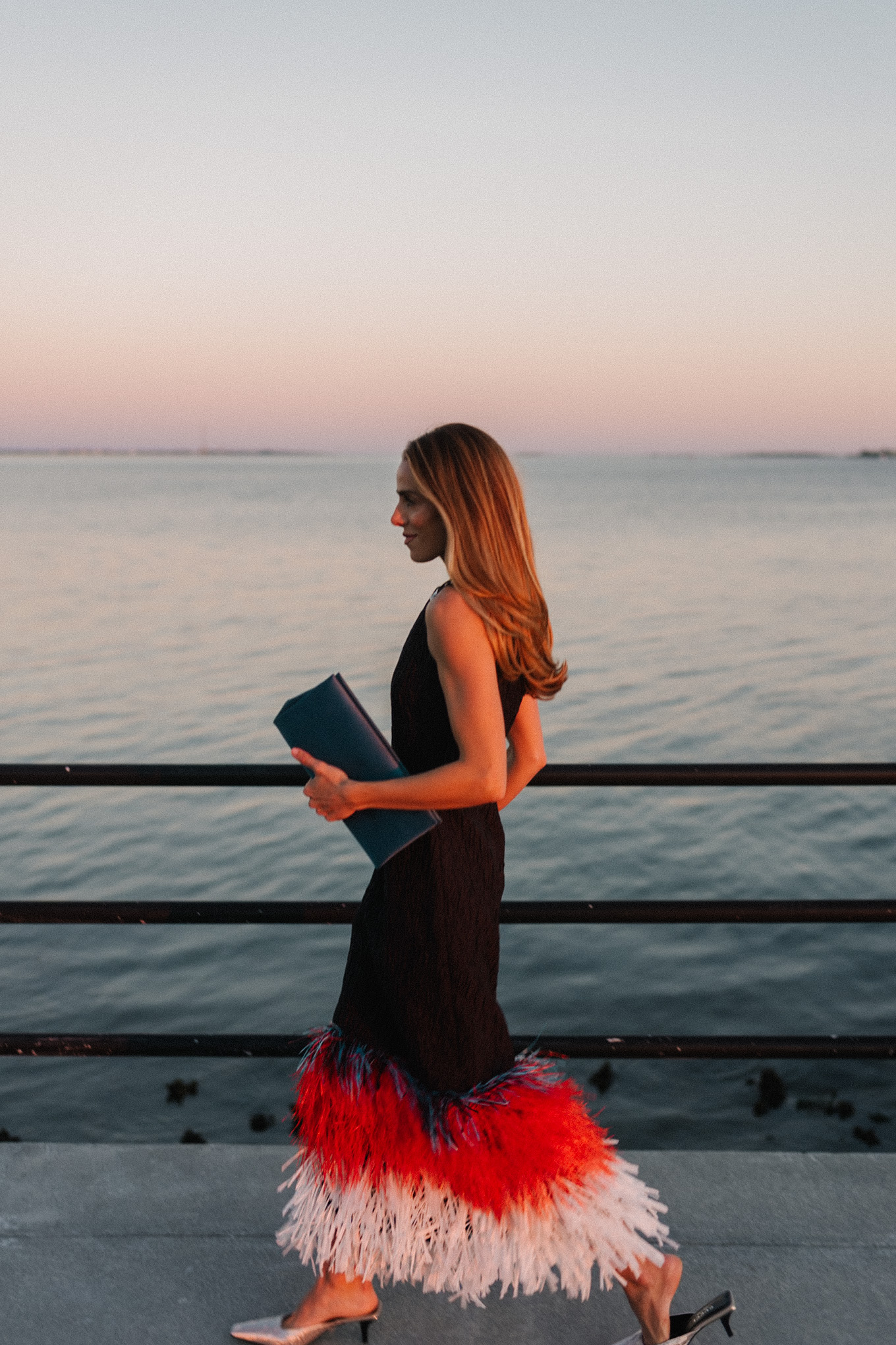 Robe midi noire à plumes, escarpins argentés